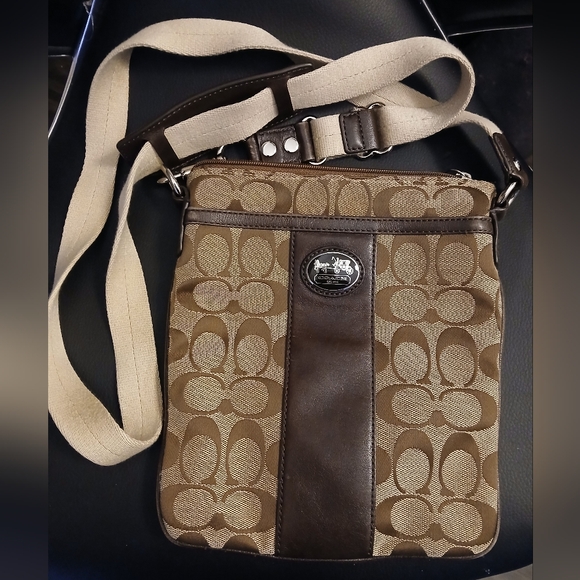 Coach Handbags - Beautiful Vintage Coach Crossbody